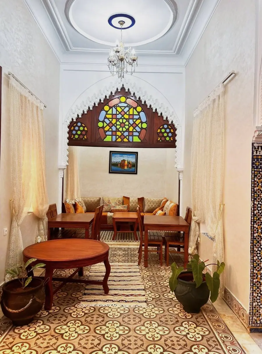 Le salon sous son arc de vitrail