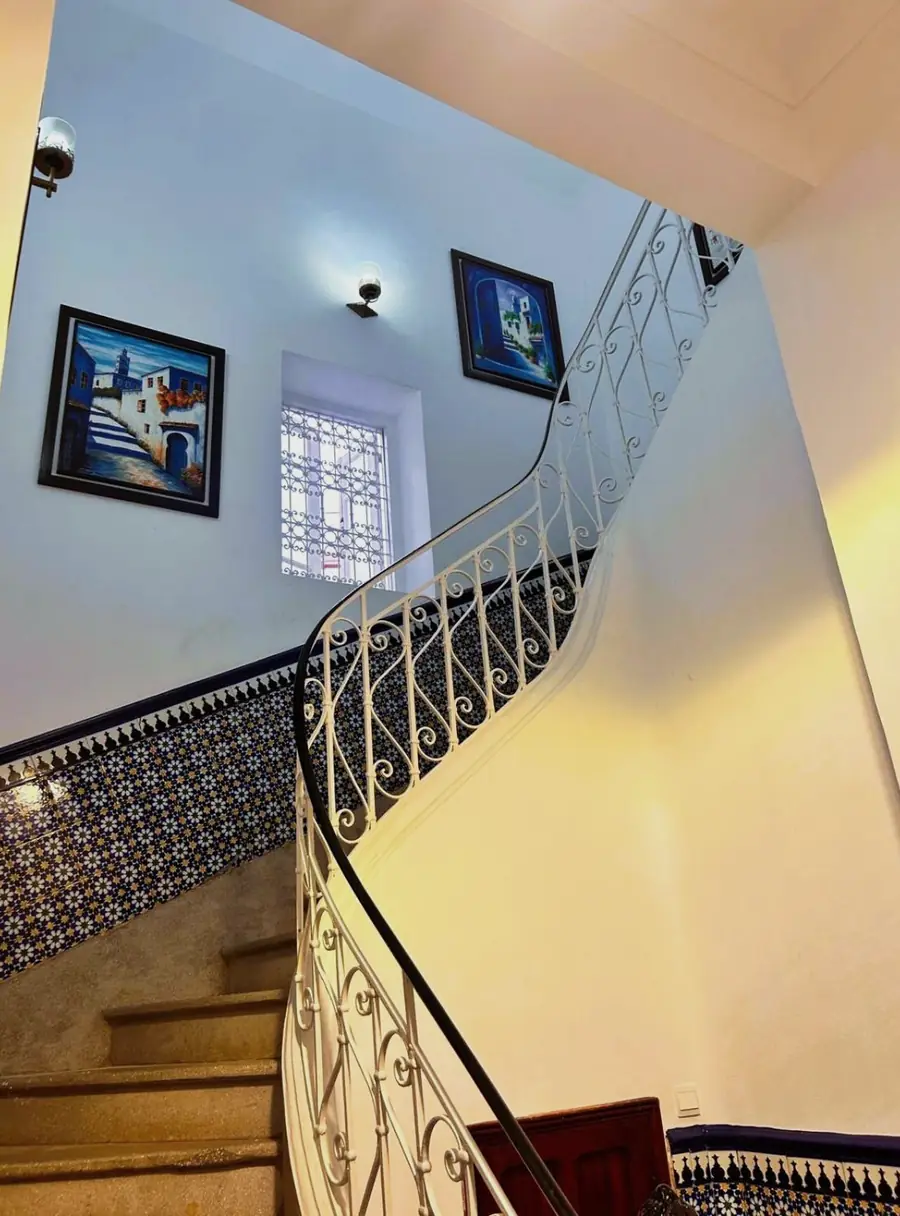 L'escalier et sa rampe en fer forgé
