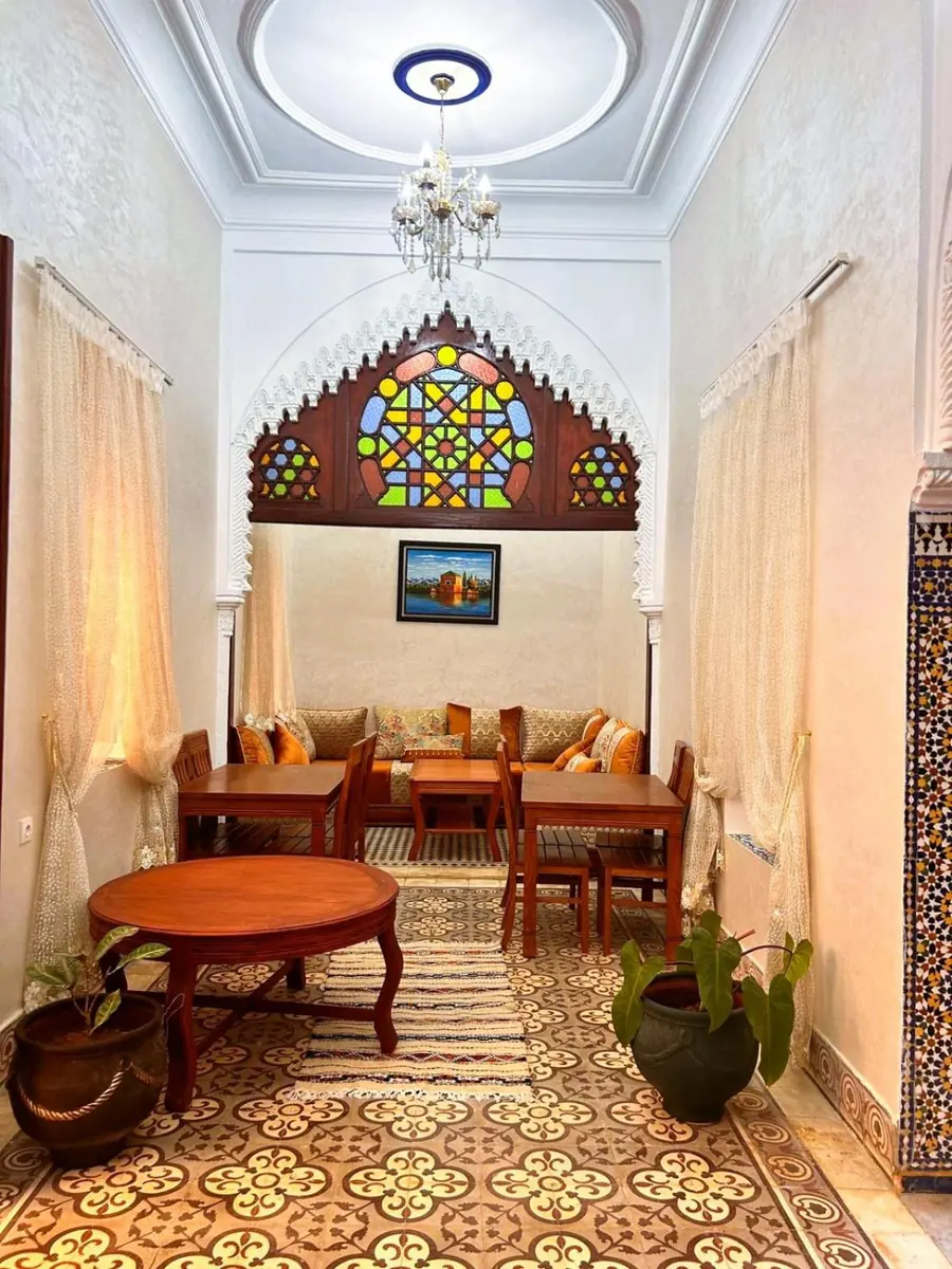 Le salon sous son arc de vitrail
