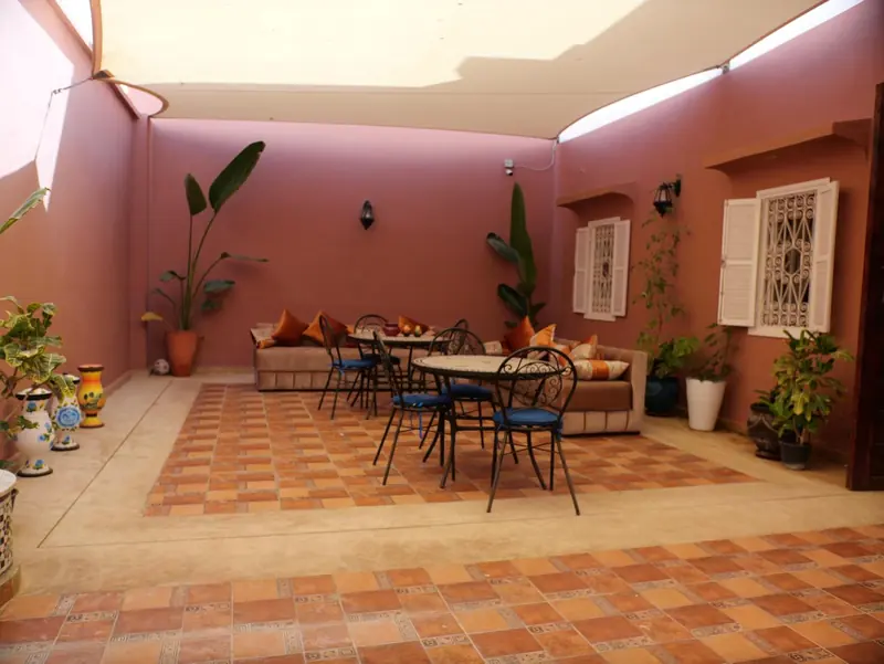 La terrasse et ses tables