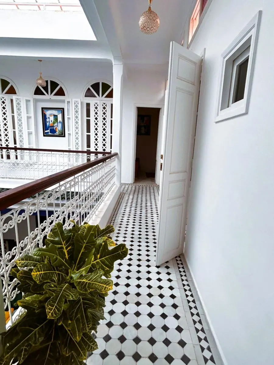 La galerie autour du patio et son sol en damier
