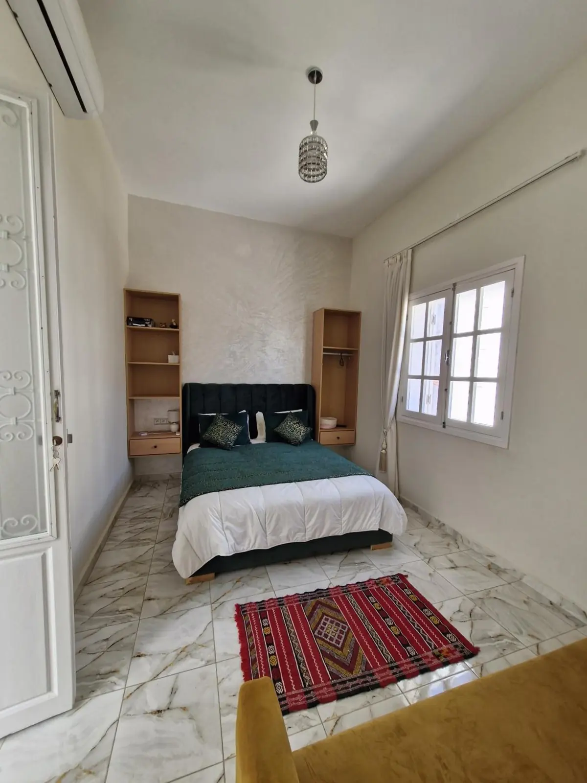 Chambre 06, le lit et le canapé